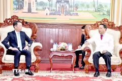 Ông Bounchom Ubonpaseut, Ủy viên Trung ương Đảng, Bí thư Tỉnh ủy, Chủ tịch Hội đồng Nhân dân tỉnh Savannakhet (phải) tiếp Đoàn đại biểu tỉnh Hà Tĩnh do ông Phan Thiên Định dẫn đầu. (Ảnh: Xuân Tú/TTXVN)