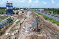 Dự án đang triển khai đồng loạt 69 mũi thi công. (Ảnh: Công Trí/TTXVN)