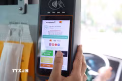 Bảng thanh toán điện tử thông báo miễn phí vé xe buýt cho hành khách trên xe tuyến số 88. (Ảnh: Hồng Đạt/TTXVN)