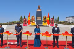 Phó Chủ tịch nước Võ Thị Ánh Xuân và các đại biểu thực hiện nghi thức cắt băng khánh thành Tượng đài Hồ Chí Minh. (Ảnh: Tâm Hằng/TTXVN)