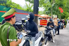 Lực lượng Cảnh sát giao thông và Công an cơ sở phối hợp kiểm soát phương tiện, xử lý vi phạm trật tự, an toàn giao thông. (Ảnh: Trung Nguyên/TTXVN)