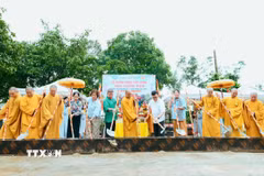Các đại biểu tiến hành nghi thức khởi công xây dựng Nhà Tưởng niệm anh linh Liệt sỹ nhà báo cách mạng Việt Nam. (Ảnh: Bích Huệ/TTXVN)