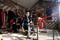 Đồng bào dân tộc Thái trình diễn dệt thổ cẩm tại Tuần Văn hóa Du lịch Mộc Châu tỉnh Sơn La năm 2026. (Ảnh: Quang Quyết/TTXVN)