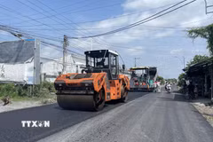 Công trình nâng cấp tỉnh lộ 914 (xã Ngũ Lạc, tỉnh Vĩnh Long). (Ảnh: Thanh Hòa/TTXVN)