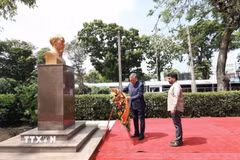 Tổng Bí thư, Chủ tịch nước Tô Lâm cùng Tổng thống Sri Lanka Anura Kumara Dissanayake dâng hoa trước tượng Chủ tịch Hồ Chí Minh ở khuôn viên Thư viện Cộng đồng Colombo. (Ảnh: Ngọc Thúy/TTXVN)