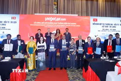 Tổng Bí thư, Chủ tịch nước Tô Lâm, Thủ tướng Sri Lanka Harini Amarasuriya chứng kiến lễ trao các văn kiện hợp tác giữa 2 nước. (Ảnh: Thống Nhất/TTXVN)