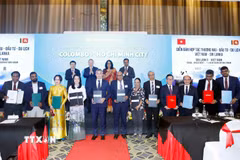 Tổng Bí thư, Chủ tịch nước Tô Lâm, Thủ tướng Sri Lanka Harini Amarasuriya chứng kiến lễ trao các văn kiện hợp tác giữa 2 nước. (Ảnh: Thống Nhất/TTXVN)