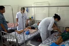 Các bệnh nhân trong vụ ngộ độc thực phẩm tại Quảng Trị. (Ảnh: TTXVN phát)