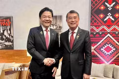 Thủ tướng Lê Minh Hưng gặp Thủ tướng Singapore Lawrence Wong. (Ảnh: Dương Giang/TTXVN)