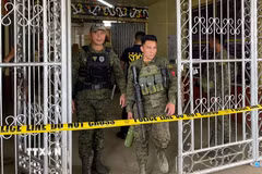 Binh sỹ và cảnh sát Philippines gác tại hiện trường một vụ tấn công. (Ảnh minh họa: AFP/TTXVN)