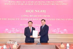 Đồng chí Nguyễn Long Hải, Ủy viên Trung ương Đảng, Phó Bí thư Thường trực Đảng ủy các cơ quan Đảng Trung ương trao Quyết định cho đồng chí Trần Thanh Lâm. (Ảnh: Phương Hoa/TTXVN)