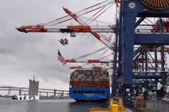 Tàu chở hàng của công ty vận tải Trung Quốc COSCO neo tại cảng Los Angeles, Mỹ. (Ảnh: THX/TTXVN)