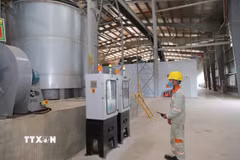 Công nhân điều hành dây chuyền sản xuất tại một nhà máy ở Tuyên Quang. (Ảnh: Hoàng Hải/TTXVN)