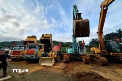 Các phương tiện cơ giới thực hiện nghi thức khởi động dự án đầu tiên tại Khu thương mại tự do Đà Nẵng. (Ảnh: Trần Lê Lâm/TTXVN)