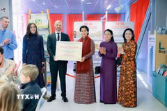 Bà Ngô Phương Ly, Phu nhân Tổng Bí thư, Chủ tịch nước trao tượng trưng “Tủ sách Việt Nam” tặng thư viện BIBLIOTEKET Rentemestervej. (Ảnh: TTXVN phát)