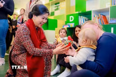 Bà Ngô Phương Ly, Phu nhân Tổng Bí thư, Chủ tịch nước với trẻ em mầm non tại BIBLIOTEKET Rentemestervej, một thư viện kiêm trung tâm văn hóa cộng đồng ở thủ đô Copenhagen. (Ảnh: TTXVN phát)
