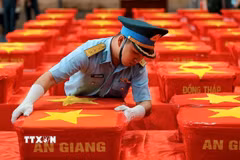 Cán bộ Quân chủng Phòng không Không quân sắp xếp các thùng chứa mẫu sinh phẩm hài cốt liệt sỹ tại khu vực tập kết, chuẩn bị bàn giao cho Viện Pháp y Quân đội phục vụ giám định ADN. (Ảnh: Phạm Tuấn Anh/TTXVN)