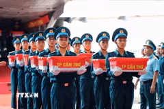 Các thùng chứa mẫu sinh phẩm hài cốt liệt sỹ được đưa ra khỏi máy bay để thực hiện quy trình tiếp nhận, bàn giao. (Ảnh: Phạm Tuấn Anh/TTXVN)
