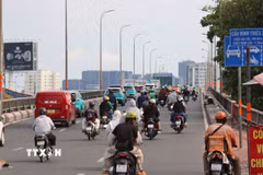 Phương tiện giao thông lưu thông trên Cầu Bình Triệu 2. (Ảnh: Thanh Vũ/TTXVN)
