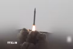 Hình ảnh trích từ video cho thấy tên lửa siêu thanh của Houthi được phóng đi từ một địa điểm bí mật ở Yemen. (Ảnh: THX/TTXVN)