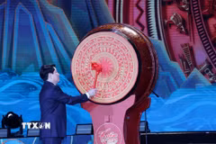 Chủ tịch nước Lương Cường đánh trống khai Xuân Bính Ngọ 2026. (Ảnh: Lâm Khánh/TTXVN)