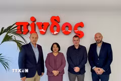 Đại sứ Việt Nam Phạm Thị Thu Hương thăm và làm việc với hai công ty chế biến thực phẩm lớn hàng đầu của Hy Lạp là Nitsiakos và Pindos. (Ảnh: TTXVN phát)