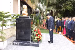 Chủ tịch nước Lương Cường và Phu nhân cùng các đại biểu đặt hoa tưởng niệm trước tượng Bác Hồ trong khuôn viên Đại sứ quán Việt Nam tại Angola. (Ảnh: Lâm Khánh/TTXVN)