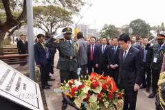 Chủ tịch nước Lương Cường đặt hoa tại Bia tưởng niệm Bác Hồ ở Đại lộ Hồ Chí Minh. (Ảnh: Lâm Khánh/TTXVN)