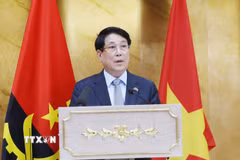 Chủ tịch nước Lương Cường phát biểu chính sách với các Nghị sỹ Quốc hội Angola. (Ảnh: Lâm Khánh/TTXVN)