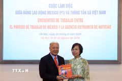 Tổng Giám đốc TTXVN Vũ Việt Trang tặng cuốn sách ảnh cho Tổng Bí thư Đảng Lao động Mexico Alberto Anaya Gutierrez.(Ảnh: Tuấn Anh/TTXVN)
