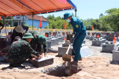 Việc khai quật phần mộ lấy mẫu trong điều kiện nắng nóng gay gắt, khắc nghiệt. (Ảnh: Phạm Cường/TTXVN)