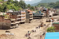 Lực lượng cứu hộ tìm kiếm nạn nhân sau thảm họa lũ lụt và lở đất ở Nuwakot, Nepal, ngày 27/8/2026. (Ảnh: THX/TTXVN phát)