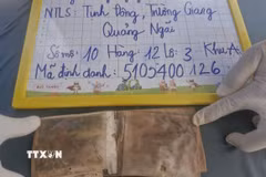 Chiếc ví được phát hiện trong mộ liệt sỹ khi khai quật lấy mẫu ADN. (Ảnh: TTXVN phát)