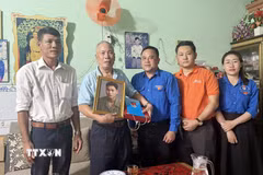 Thành đoàn Đồng Nai trao tặng di ảnh phục dựng cho gia đình liệt sỹ Vũ Văn Vững (phường Trảng Dài, thành phố Đồng Nai). (Ảnh: Lê Xuân/TTXVN)