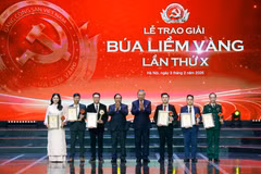 Tổng Bí thư Tô Lâm và Thủ tướng Phạm Minh Chính trao giải A Búa liềm vàng lần thứ X cho các tác giả và nhóm tác giả. (Ảnh: Thống Nhất/TTXVN)
