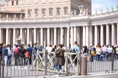 Lực lượng Hiến binh và cảnh sát tại Quảng trường San Pietro (nơi đặt linh cữu của Giáo hoàng Francis) (Ảnh: Trường Dụy/TTXVN)