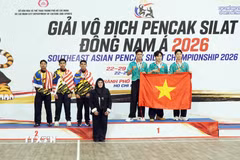 Bà Titih Hayati, Trưởng ban Kỹ thuật Liên đoàn Pencak Silat thế giới trao giải thưởng cho các vận động viên thi đấu nội dung biểu diễn đồng đội nam tại Giải vô địch Pencak Silat Đông Nam Á 2026. (Ảnh: Trung Tuyến/TTXVN)