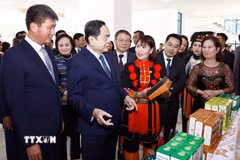 Chủ tịch Quốc hội Trần Thanh Mẫn tham quan gian trưng bày sản phẩm nông nghiệp tại lễ công bố. (Ảnh: Doãn Tấn/TTXVN)