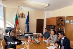 Đại sứ Việt Nam tại Bulgaria Nguyễn Thị Minh Nguyệt làm việc với Thị trưởng Galina Stoyanova. (Ảnh: TTXVN phát)
