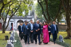 Chủ tịch Hội đồng châu Âu António Costa đến tham quan Khu di tích quốc gia đặc biệt Văn Miếu-Quốc Tử Giám. (Ảnh: Phạm Kiên/TTXVN)