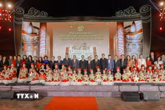 Các đại biểu chụp ảnh lưu niệm tại lễ đón nhận danh hiệu thành phố Hà Nội là thành viên Mạng lưới Thành phố học tập toàn cầu của UNESCO. (Ảnh: Phan Phương/TTXVN)