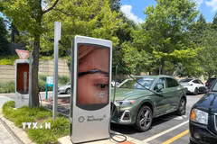 Một xe EV tại trạm sạc ở Mỹ. (Ảnh: Ngọc Quang/TTXVN)