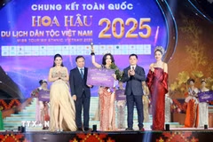 Thí sinh Trần Minh Phương đăng quang Hoa hậu Du lịch Dân tộc Việt Nam năm 2025. (Ảnh: Quang Quyết/TTXVN)