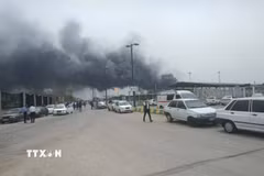 Khói bốc lên tại hiện trường vụ nổ Trung tâm hoá dầu Mahshahr ở Ahvaz, thủ phủ tỉnh Khuzestan, Iran. (Ảnh: liveuamap.com/TTXVN)