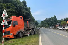 Tạm giữ lái xe đầu kéo gây tai nạn làm 3 người thương vong trên Quốc lộ 6
