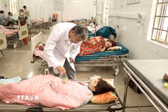 Các bệnh nhân trong vụ ngộ độc thực phẩm tại xã Cam Lộ. (Ảnh: TTXVN phát)