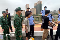 Các công dân Trung Quốc vi phạm pháp luật Việt Nam được cơ quan chức năng trao trả cho phía Trung Quốc ngày 17/6/2026. (Ảnh minh họa: TTXVN phát)