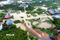 Nước lũ dâng cao, bao phủ nhiều diện tích cây trồng tại Bắc Ninh. (Ảnh: TTXVN phát)