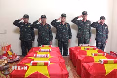 Lãnh đạo Bộ Chỉ huy Quân sự tỉnh Tuyên Quang và Đội Tìm kiếm, quy tập hài cốt liệt sỹ thực hiện nghi thức tưởng niệm các liệt sỹ tại Nhà quàn. (Ảnh: Minh Tâm/TTXVN)