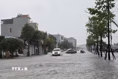 Nhiều xe ôtô phải quay đầu do nước dâng cao lên các tuyến đường lớn tại Quảng Ninh. (Ảnh: Thanh Vân/TTXVN)